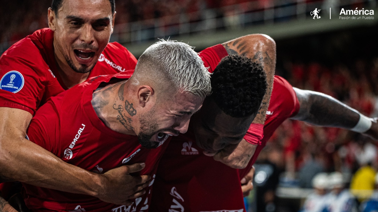 Jugadores de América de Cali festejando el gol del empate contra Racing | Foto: @AmericadeCali.