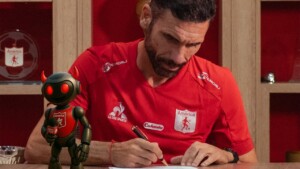 Diego Raimondi firmando su contrato con América de Cali | Foto: X @AmericadeCali.